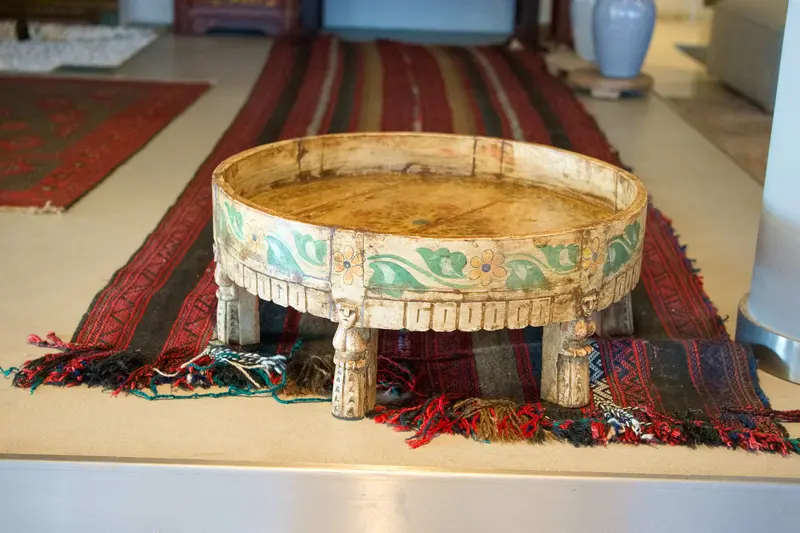 Chakki / Macina indiana dipinta bianca in teak (tavolino o portapiante)