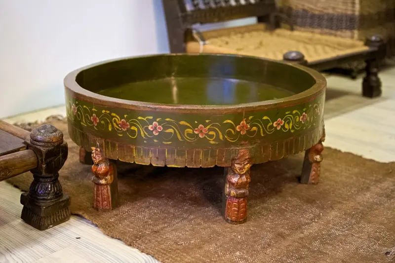 Chakki / Macina Indiana dipinta in teak verde e floreale (tavolino o portapiante)
