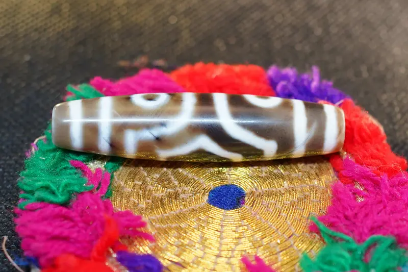 Ciondolo Dzi antico in agata naturale - Tibet originale con incisioni tradizionali