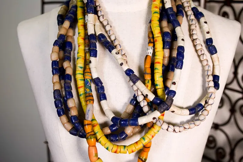 Collana africana con perle in vetro di riciclo Krobo - Artigianato tradizionale del Ghana
