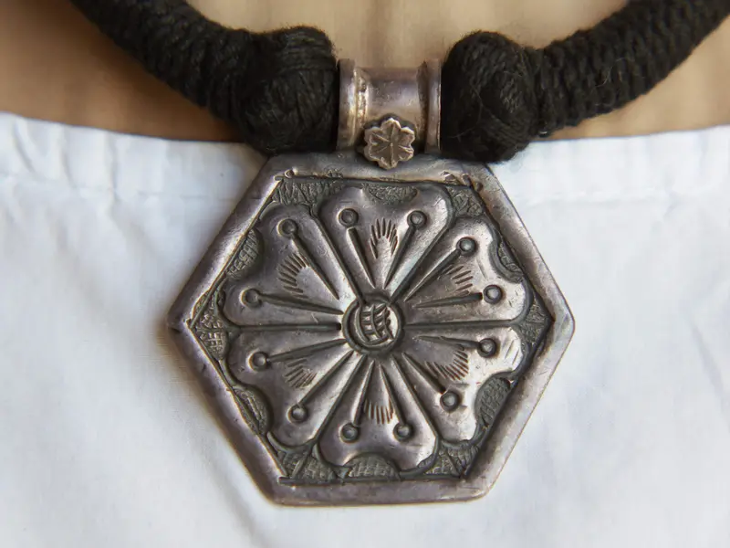 collana in cotone con pendaglio in argento