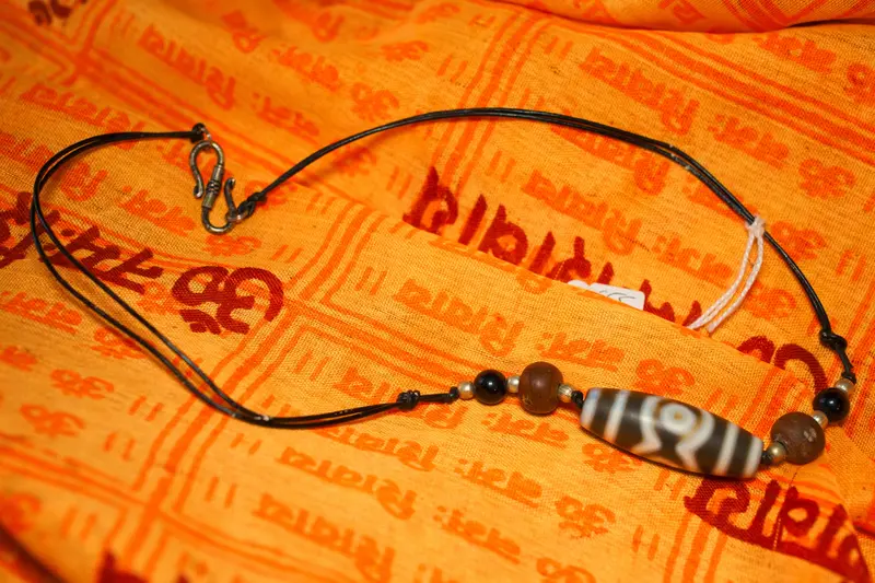 Collana lunga con perla Dzi tibetana in agata e chiusura a S
