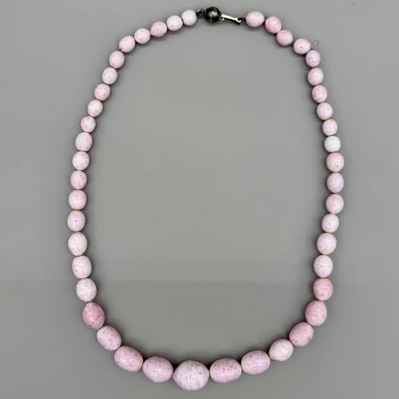 Collana pasta minerale rosa e chiusura in metallo bijoux Italia 1980 ca