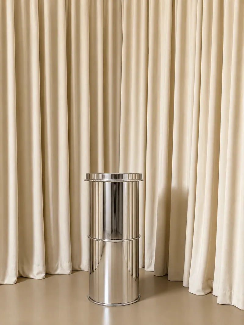 Colonna Espositiva Cilindrica in Metallo Lucido a Specchio dal Design Contemporaneo