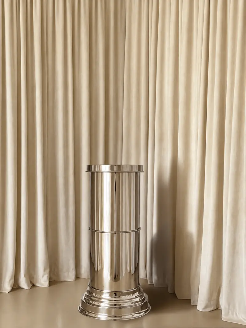 Colonna/Piedistallo in Metallo Lucido dal Design Contemporaneo