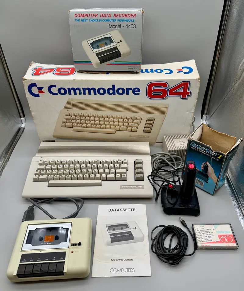 Commodore 64 computer + Datasette + Quick shot 1 joystik funzionante con scatole 1990 ca