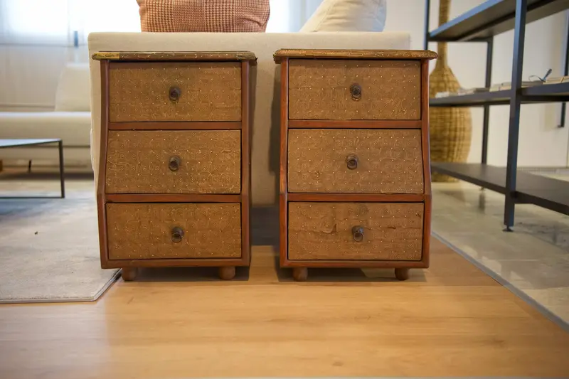 Comodino 3 cassetti in legno di teak con inserti in metallo - India Artigianale