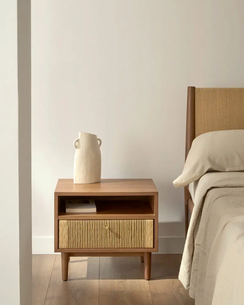 Comodino Elan in impiallacciatura e legno massello in noce corda 51x45cm