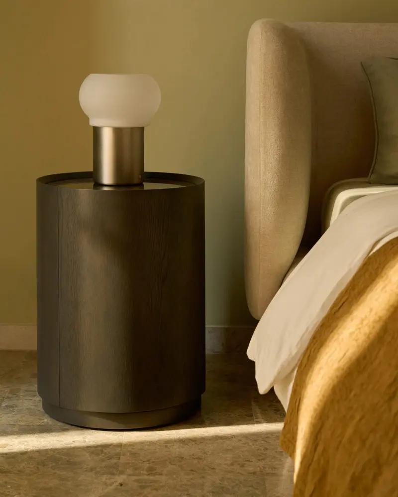 Comodino Nemore a 1 cassetto impiallacciato in rovere e piano in ceramica effetto marmo Emperador FSC Mix Credit Ø 40 cm
