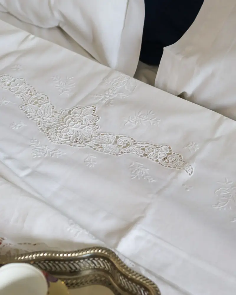 Completo matrimoniale cotone lino con pizzo di burano e ricamo punto pieno