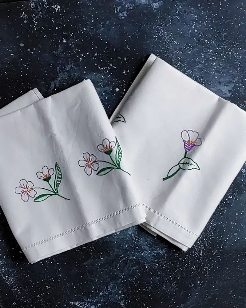 coppia asciugamani di lino ricamo fiori viola