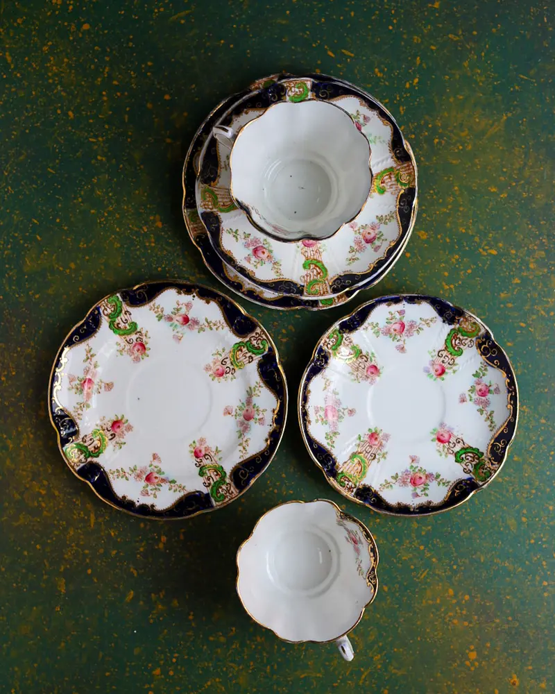 Coppia di Trio con Lattiera in Bone China Duchess China – Decoro Rose e Riccioli Rococò con Blu Cobalto e Verde