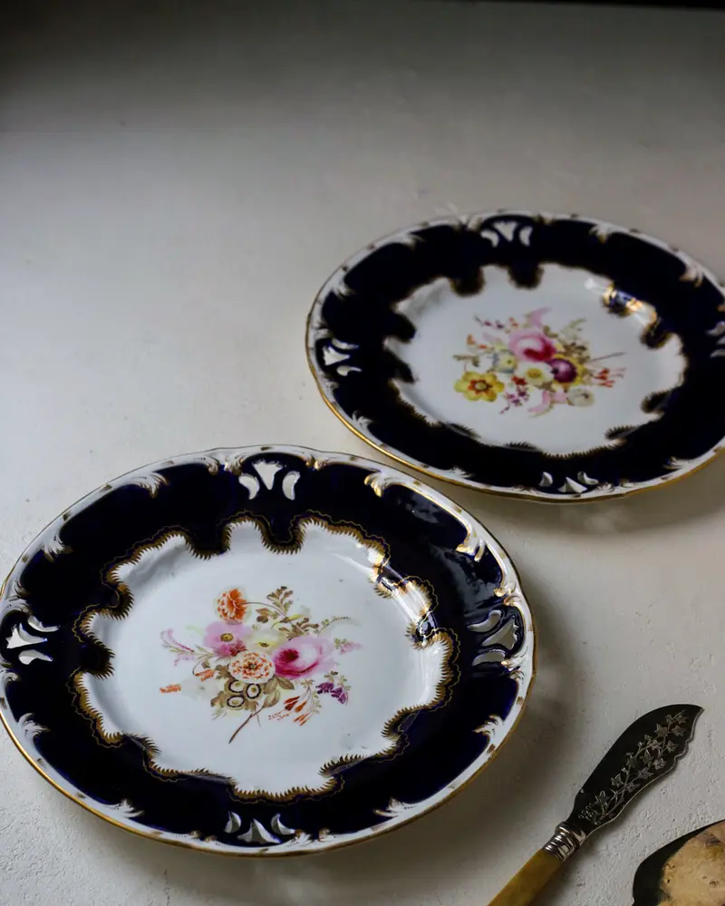 Coppia piatti da dolce con fiori dipinti a mano