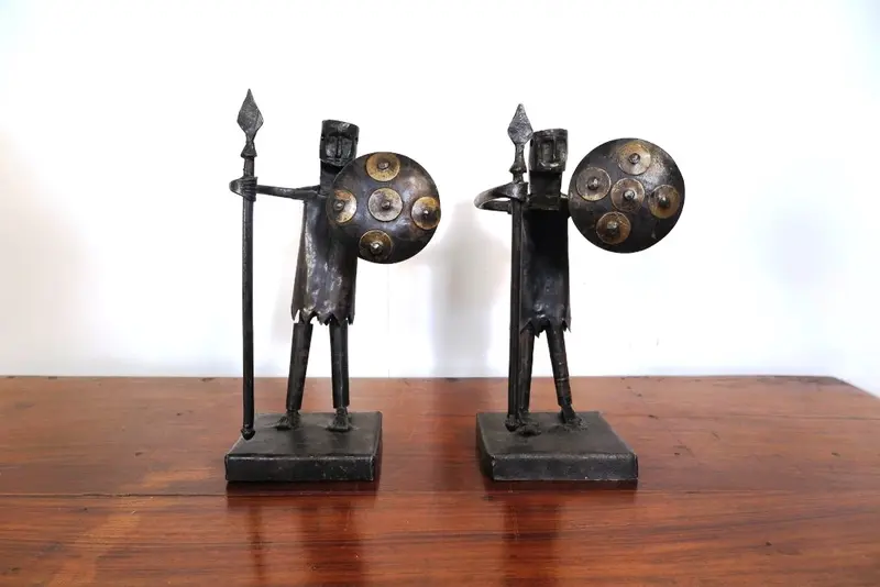 coppia statue metallo con scudo