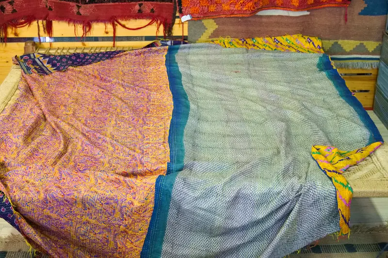 Copriletto / Copridivano Kantha in seta vintage indiana