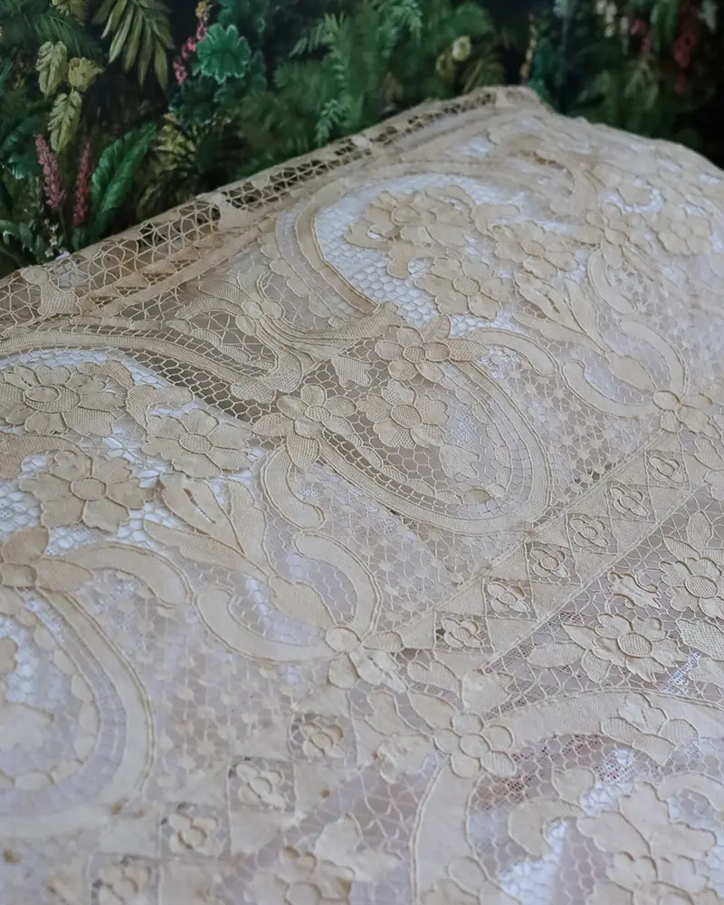 Copriletto in pizzo di Burano ad ago con cordonetto, colore avorio — cm 200×240