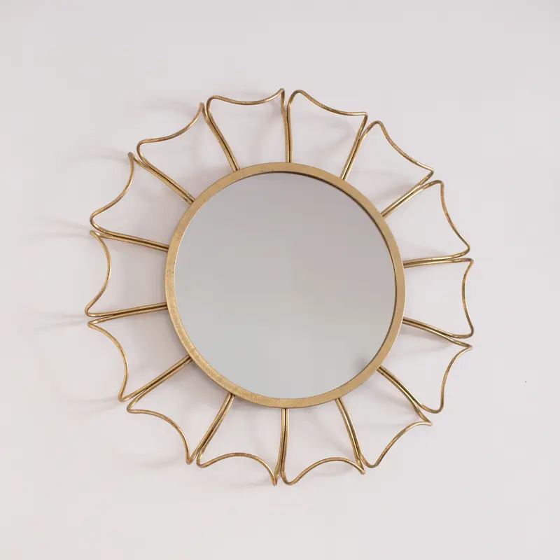 Cornice con specchio con petali arricciati