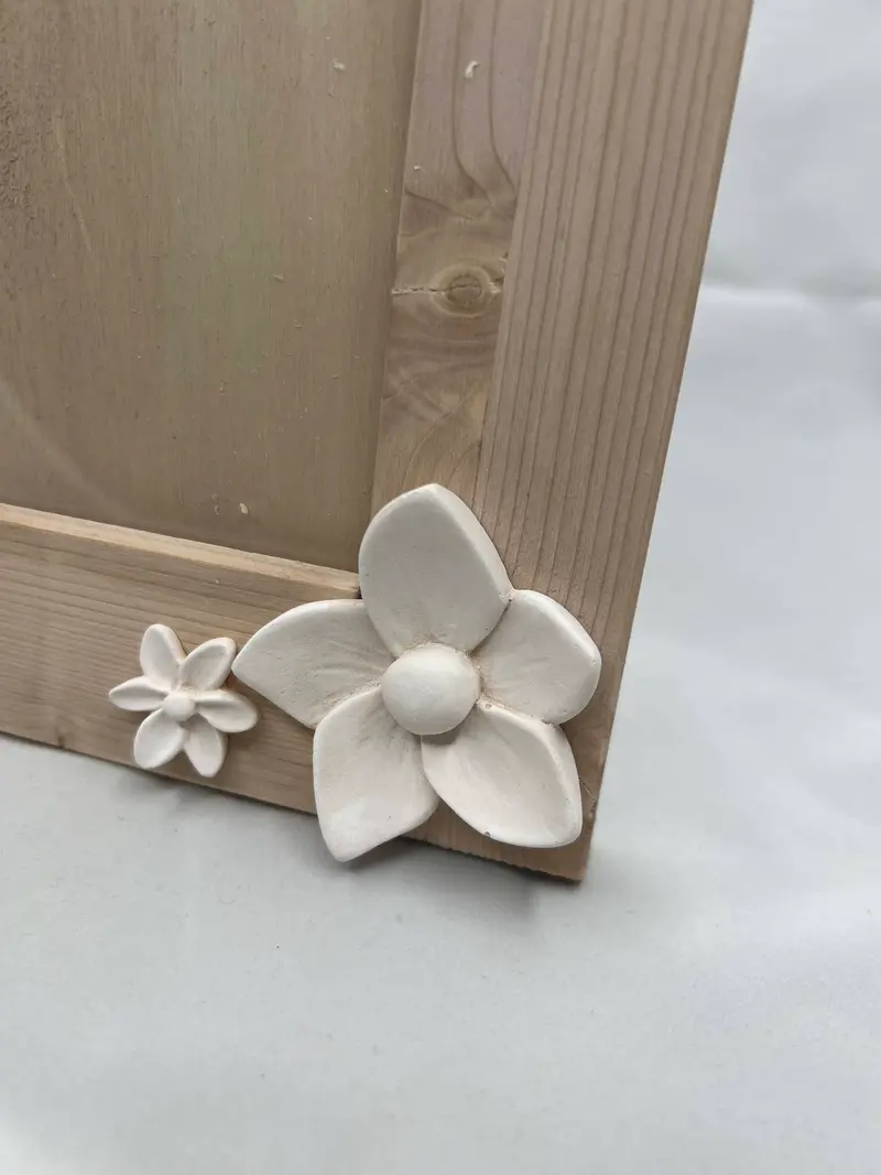 Cornice in legno - fiore in gesso