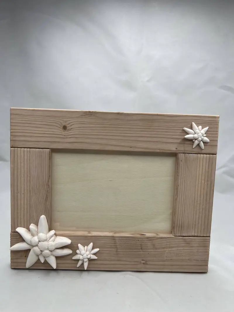 Cornice in legno - stella alpina in gesso