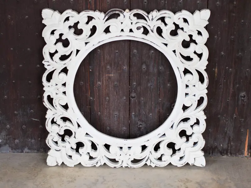 Cornice in legno traforata bianca cod.CIB5555