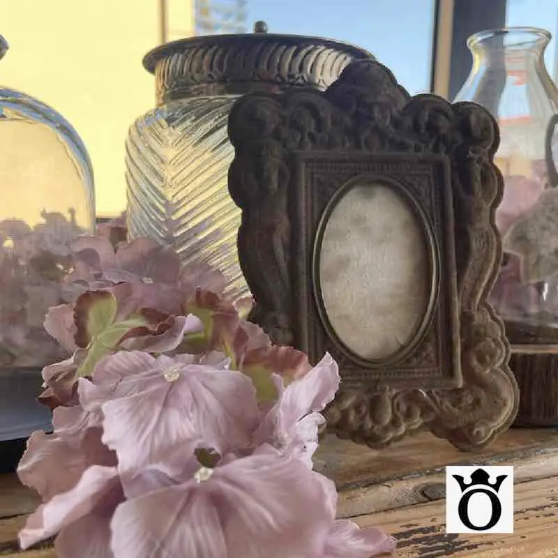 Cornice vintage in velluto