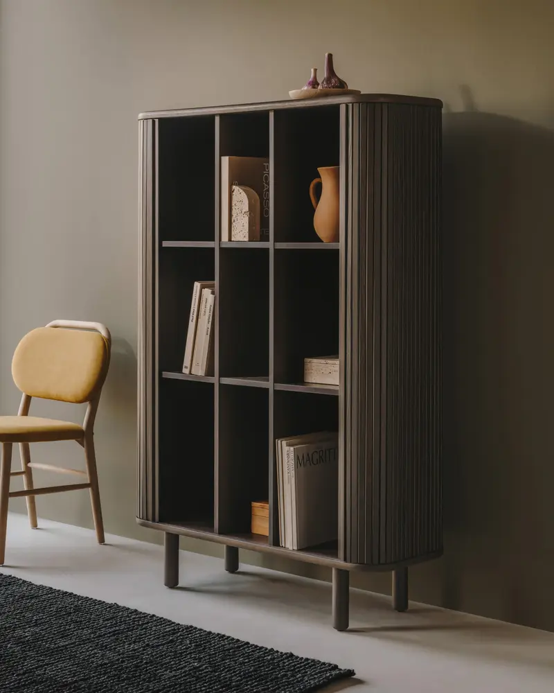 Credenza alta Mailen 2 porte in impiallacciatura di frassino con finitura scura 110 x 160 cm