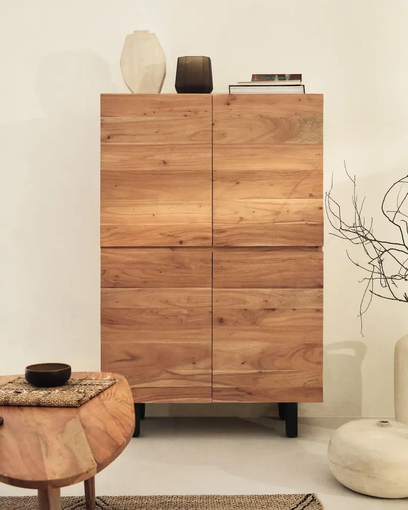 Credenza alta Uxue a 4 ante in legno massiccio di acacia con finitura sbiancata e acciaio nero 100 x 155 cm