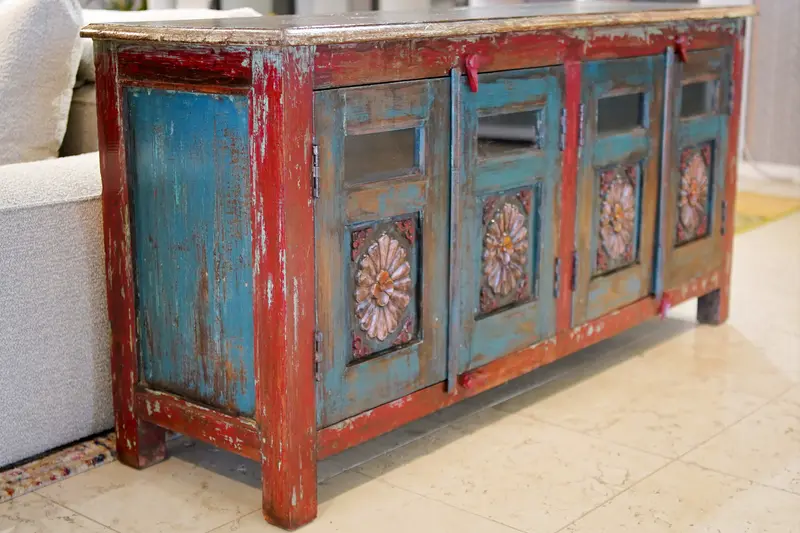 Credenza bassa indiana porta TV in teak massello intagliato con ante parzialmente in vetro, anni '70