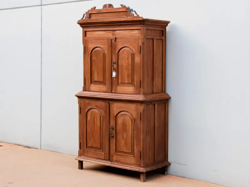 Credenza coloniale indiana in teak con ante cieche e cassetti