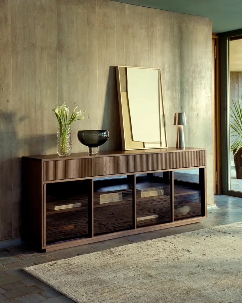 Credenza Helvine 4 ante e 4 cassetti in impiallacciato di frassino con finitura noce e vetro temperato 200 x 80 cm FSC 100%