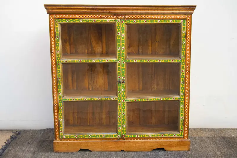 Credenza Indiana coloniale in teak dipinto con ante a vetro