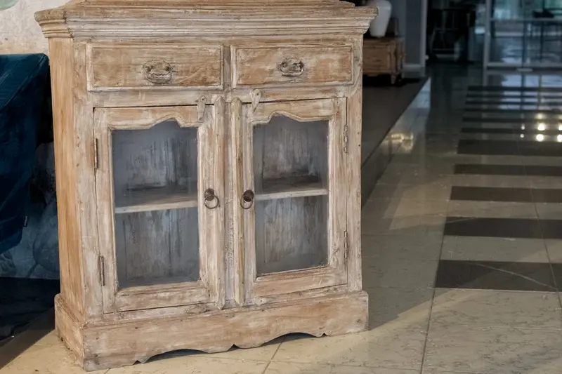 Credenza indiana e armadietto a 2 ante in teak con finitura invecchiata