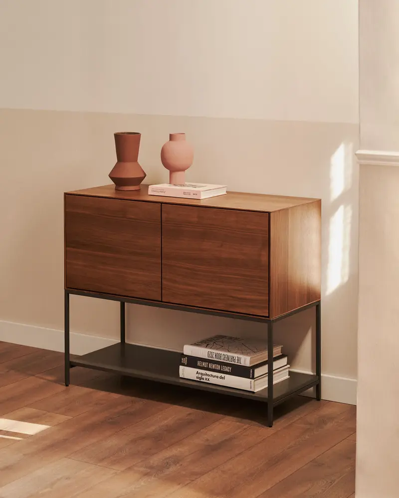 Credenza Vedrana 2 ante impiallacciate noce e gambe in acciaio nero 97,5 x 80 cm