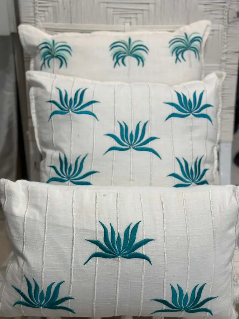CUSCINO BIANCO FIORI DI LOTO VERDE TIFFANY