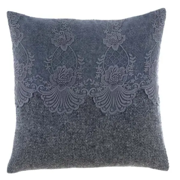 Cuscino blu polvere con ricami in pizzo