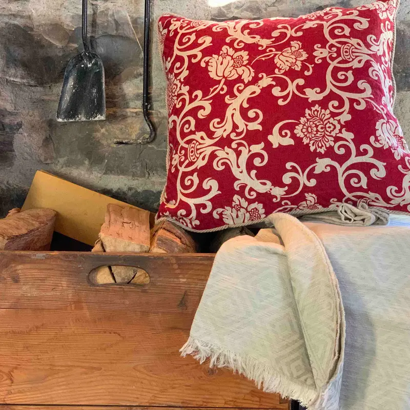 Cuscino in lino cotone stampato disegno barocco rosso Cod 503