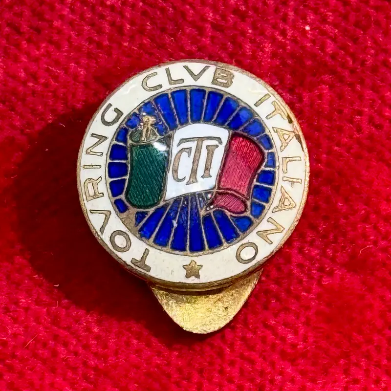 Distintivo Touring Club Italiano TCI smaltato 1950 ca