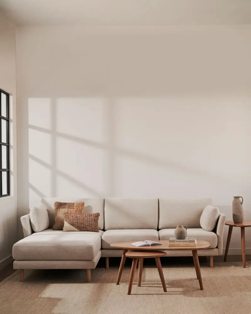Divano 3 posti Gilma perla con chaise longue destra/sinistra e piedi naturali 261 cm