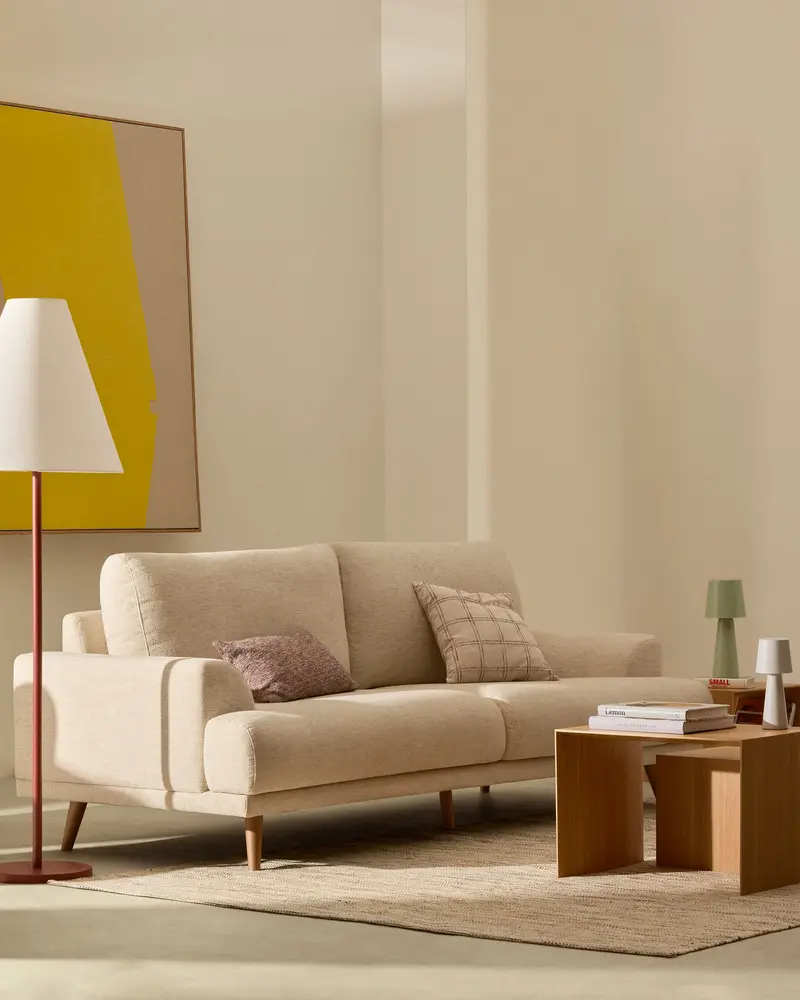 Divano Karin 2 posti in ciniglia beige con gambe in legno di faggio massiccio 211 cm