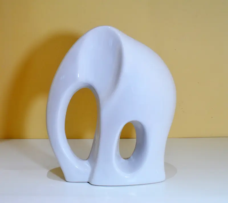 Elefante bianco in fine porcellana