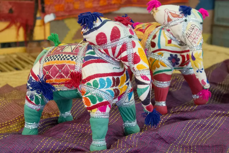 Elefante decorativo in tessuto ricamato a mano