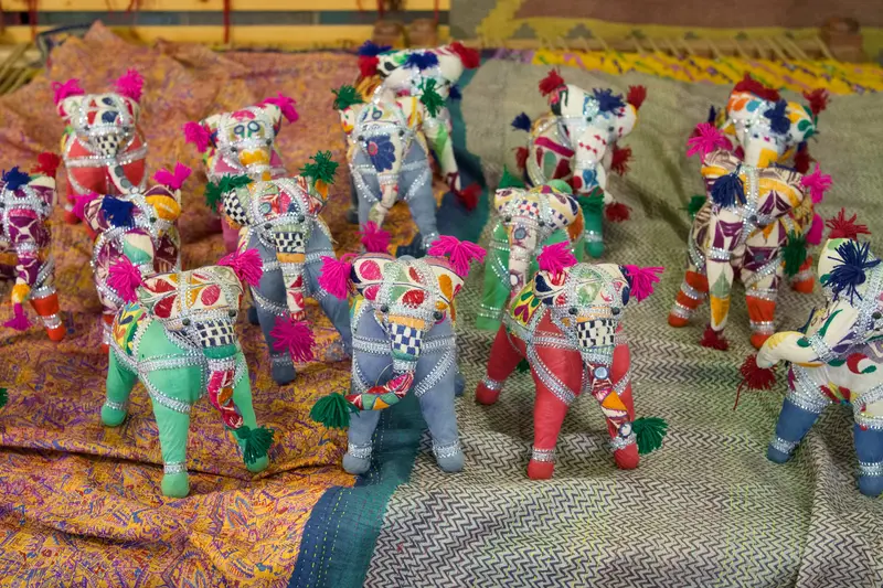 Elefante decorativo in tessuto ricamato e inserti specchiati - Artigianato indiano