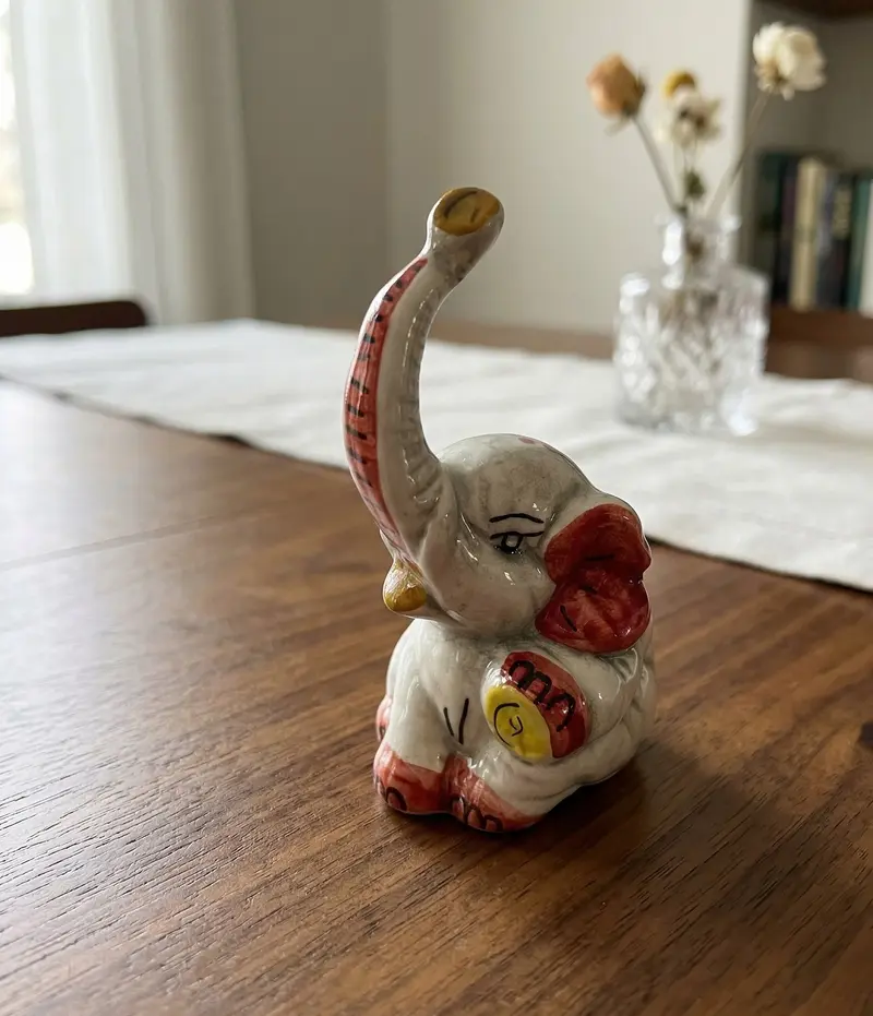 Elefante in ceramica di Caltagione realizzato a mano, animali portafortuna (rosso)