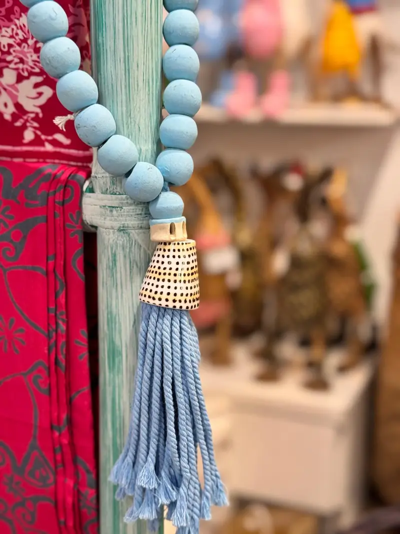 Embrasse con Palline di Legno Celesti, Conchiglia Indonesiana e Tassel – 55 cm