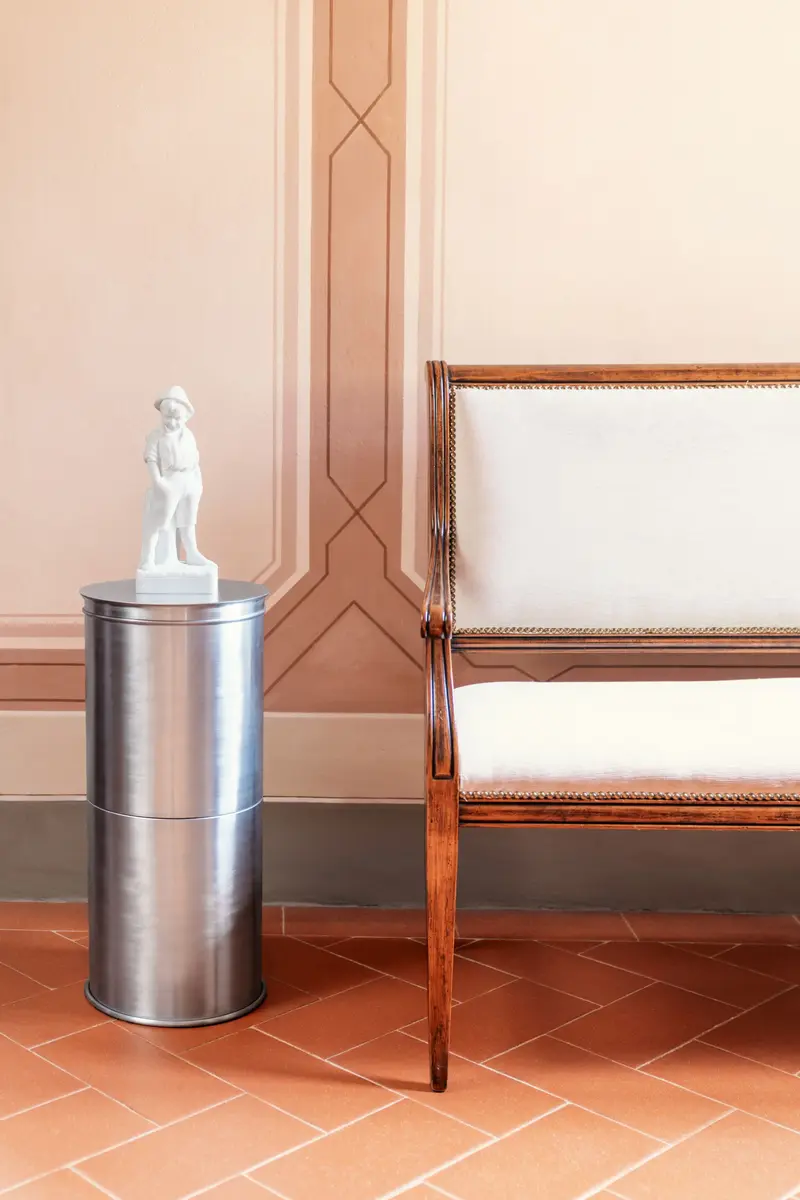 Espositore colonna in metallo minimal ed elegante