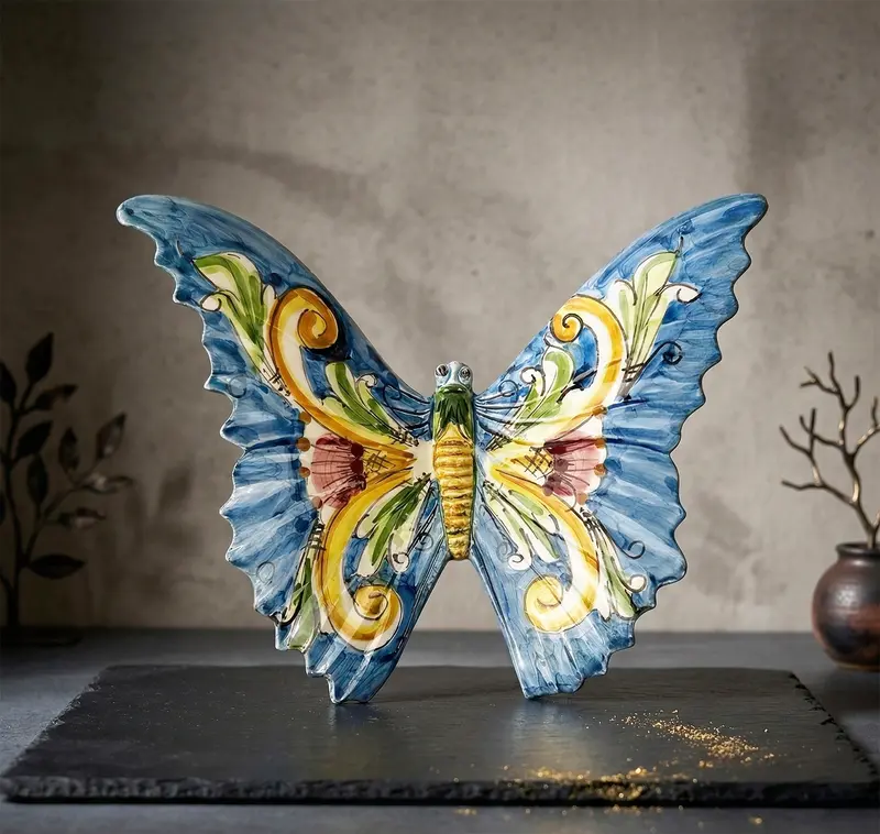 Farfalla in ceramica siciliana di caltagirone realizzata e decorata a mano art. 01