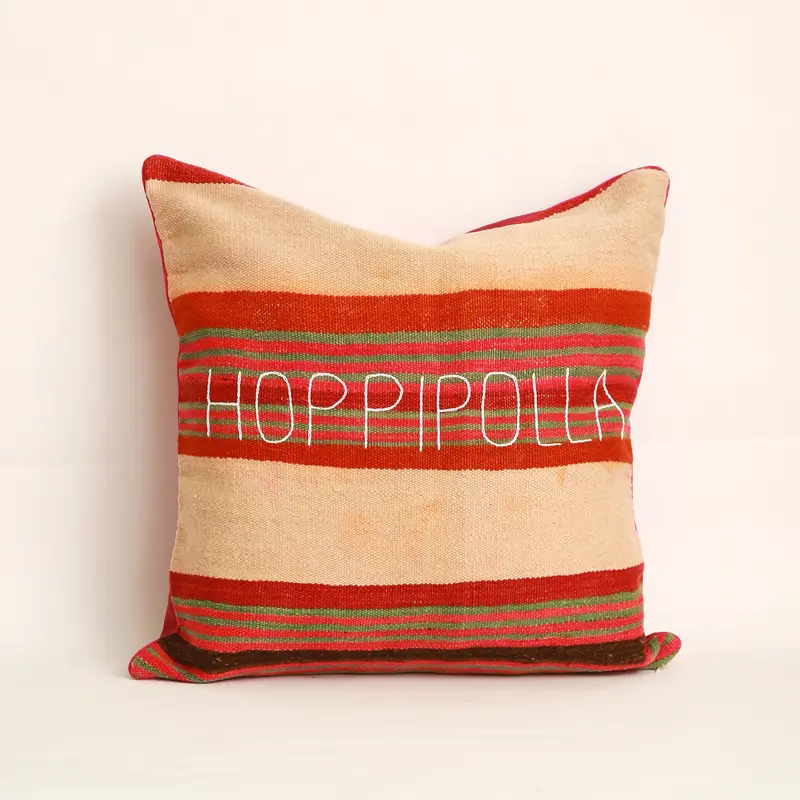 Fodera cuscino ricamata HOPPIPOLLA, rosa scuro — lana/cotone, 50x50 cm