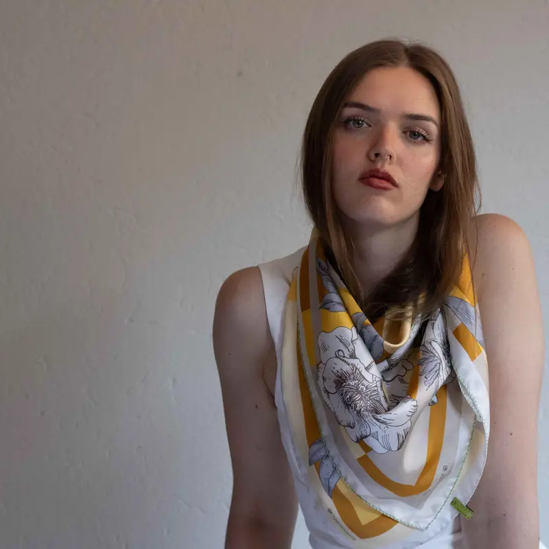 Foulard con Macroflore e Fondo Geometrico Anni '70 - 927