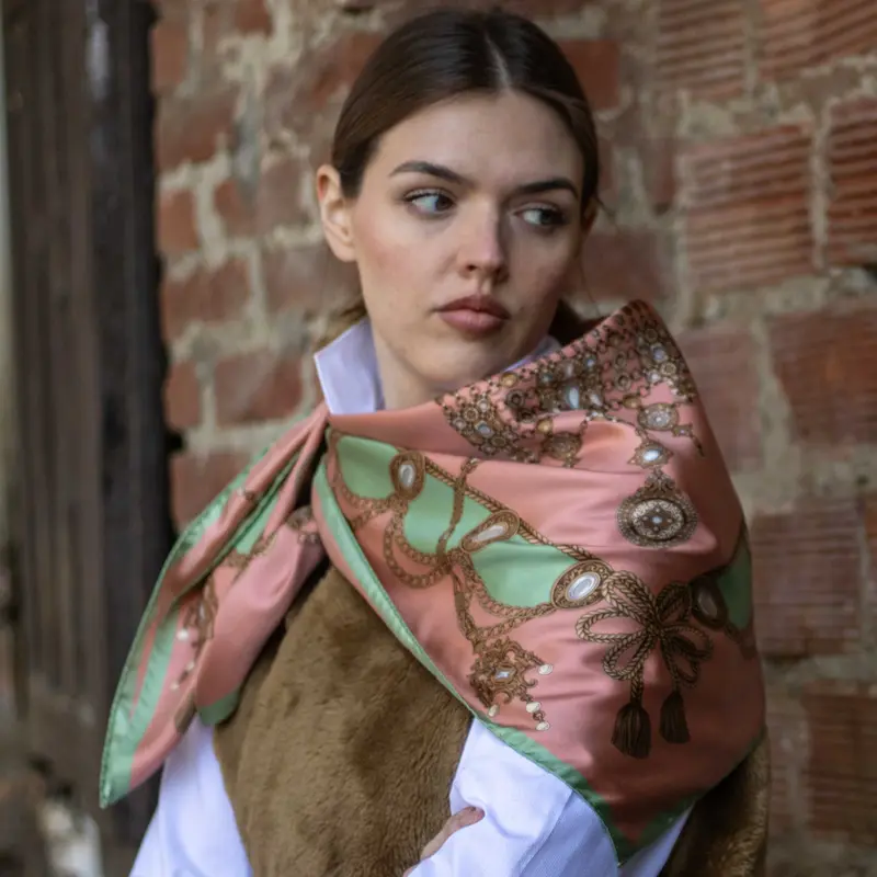 Foulard in Pura Seta con Stampa Gioielli della Regina - 1022