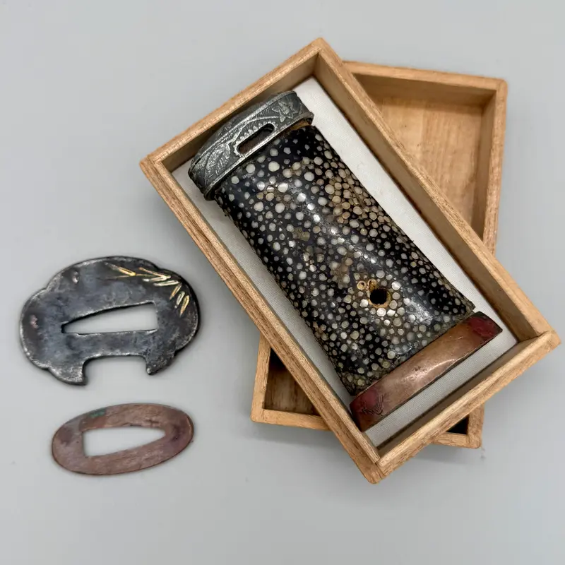 Impugnatura Tanto Giapponese in pelle di razza con Tsuba XIX sec.